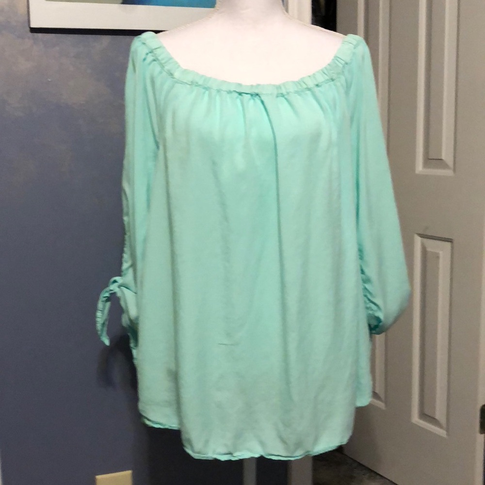 Crown & ivy mint green top. EUC